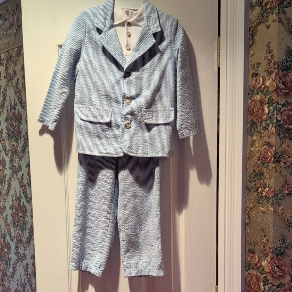 A White And Blue Striped Suit With Shirt Size 5.